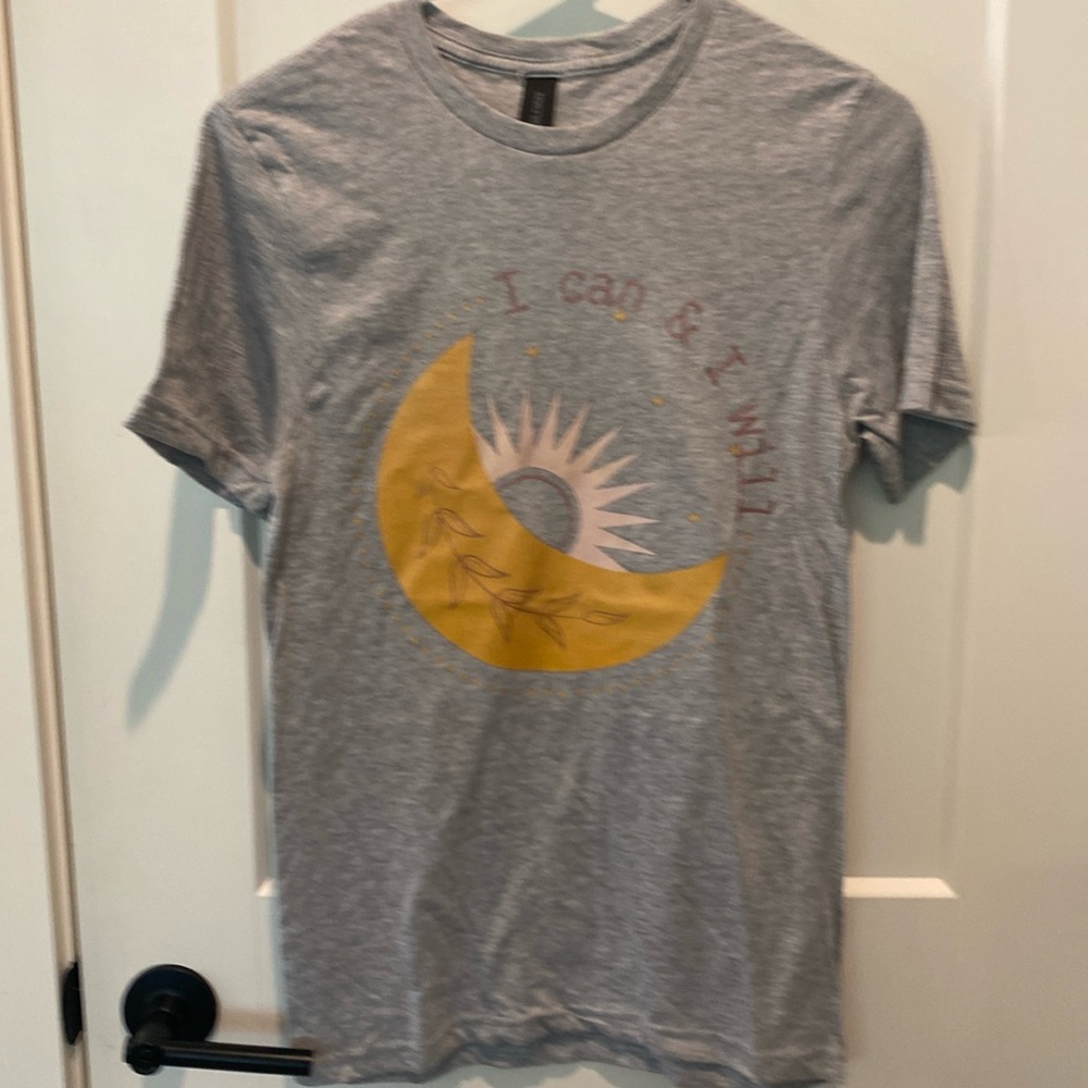 Gildan Soft Style Short Sleeve Tee w/Saying Across Front.  Gray.  Size‎ X Small